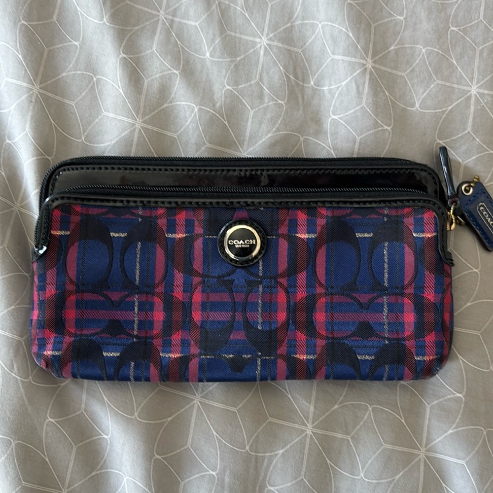Coach Navy Multi pop tartn dbl zip wallet
Make on inside of front compartment